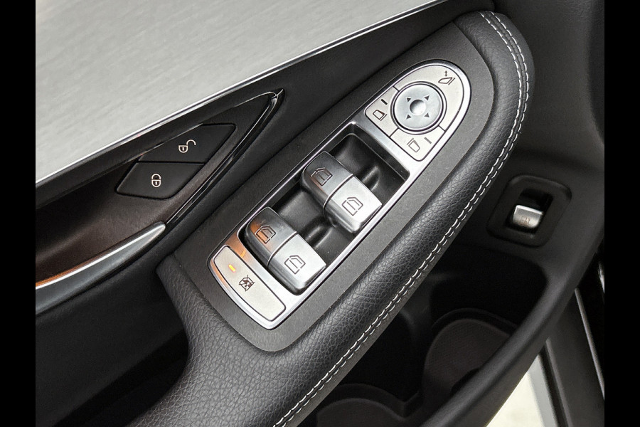 Mercedes-Benz GLC 300 e 4MATIC Business Solution AMG | Panoramadak | Lichtmetalen velgen | Navigatie | Parking support | camera achter | Inclusief 24 maanden MB Certified garantie voor Europa.