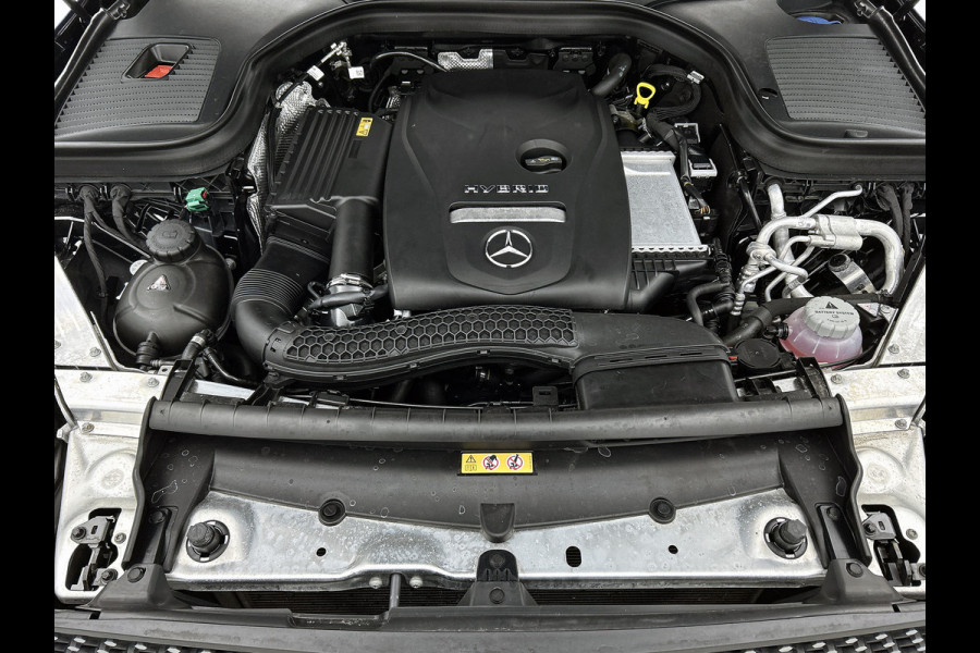 Mercedes-Benz GLC 300 e 4MATIC Business Solution AMG | Panoramadak | Lichtmetalen velgen | Navigatie | Parking support | camera achter | Inclusief 24 maanden MB Certified garantie voor Europa.