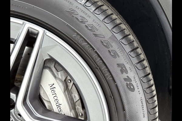 Mercedes-Benz GLC 300 e 4MATIC Business Solution AMG | Panoramadak | Lichtmetalen velgen | Navigatie | Parking support | camera achter | Inclusief 24 maanden MB Certified garantie voor Europa.