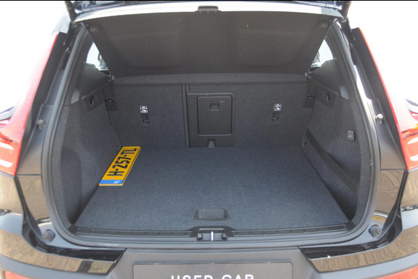 Volvo XC40 T3 163PK Automaat Momentum Pro / Parkeersensoren met camera / Trekhaak / Elektrische achterklep / Bluetooth / Apple carplay / Cruise control / On call