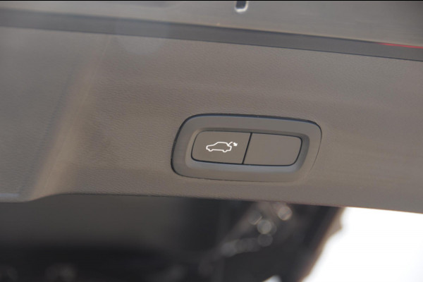 Volvo XC40 T3 163PK Automaat Momentum Pro / Parkeersensoren met camera / Trekhaak / Elektrische achterklep / Bluetooth / Apple carplay / Cruise control / On call
