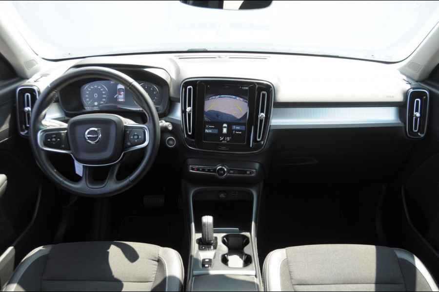 Volvo XC40 T3 163PK Automaat Momentum Pro / Parkeersensoren met camera / Trekhaak / Elektrische achterklep / Bluetooth / Apple carplay / Cruise control / On call