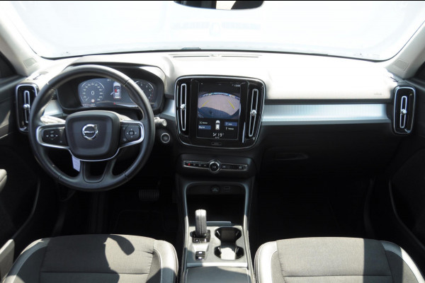 Volvo XC40 T3 163PK Automaat Momentum Pro / Parkeersensoren met camera / Trekhaak / Elektrische achterklep / Bluetooth / Apple carplay / Cruise control / On call