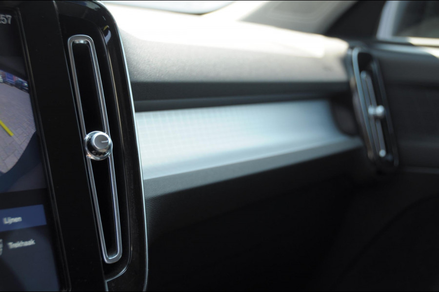 Volvo XC40 T3 163PK Automaat Momentum Pro / Parkeersensoren met camera / Trekhaak / Elektrische achterklep / Bluetooth / Apple carplay / Cruise control / On call