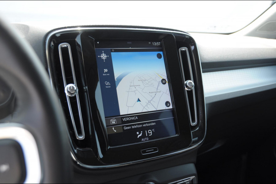 Volvo XC40 T3 163PK Automaat Momentum Pro / Parkeersensoren met camera / Trekhaak / Elektrische achterklep / Bluetooth / Apple carplay / Cruise control / On call