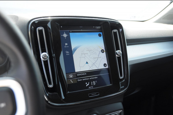 Volvo XC40 T3 163PK Automaat Momentum Pro / Parkeersensoren met camera / Trekhaak / Elektrische achterklep / Bluetooth / Apple carplay / Cruise control / On call