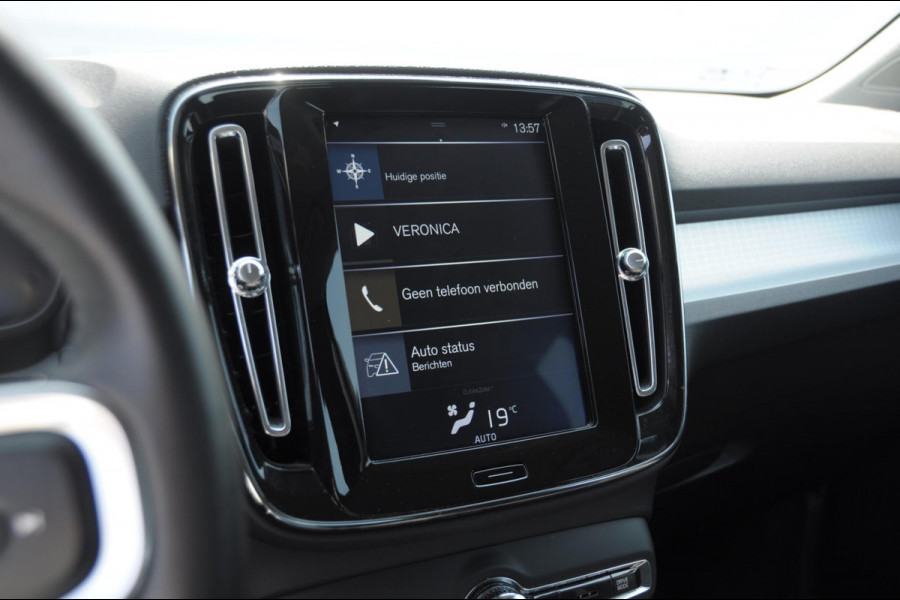 Volvo XC40 T3 163PK Automaat Momentum Pro / Parkeersensoren met camera / Trekhaak / Elektrische achterklep / Bluetooth / Apple carplay / Cruise control / On call
