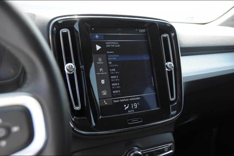 Volvo XC40 T3 163PK Automaat Momentum Pro / Parkeersensoren met camera / Trekhaak / Elektrische achterklep / Bluetooth / Apple carplay / Cruise control / On call