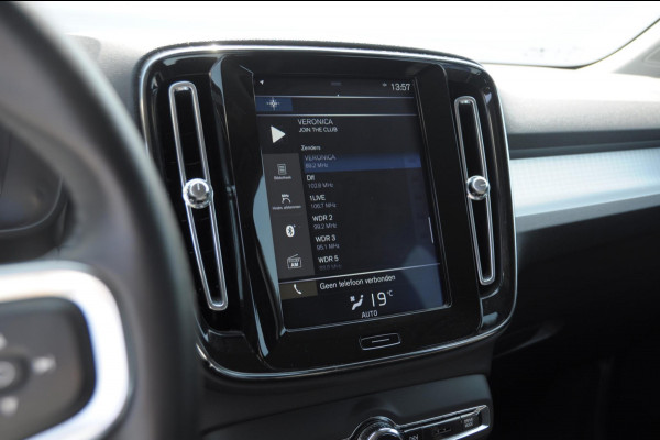 Volvo XC40 T3 163PK Automaat Momentum Pro / Parkeersensoren met camera / Trekhaak / Elektrische achterklep / Bluetooth / Apple carplay / Cruise control / On call