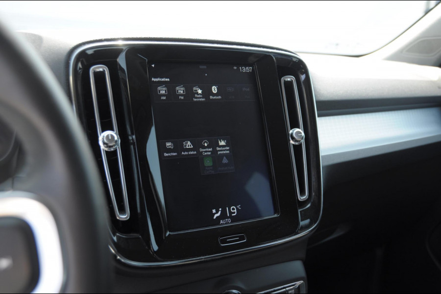 Volvo XC40 T3 163PK Automaat Momentum Pro / Parkeersensoren met camera / Trekhaak / Elektrische achterklep / Bluetooth / Apple carplay / Cruise control / On call