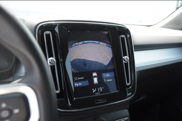 Volvo XC40 T3 163PK Automaat Momentum Pro / Parkeersensoren met camera / Trekhaak / Elektrische achterklep / Bluetooth / Apple carplay / Cruise control / On call