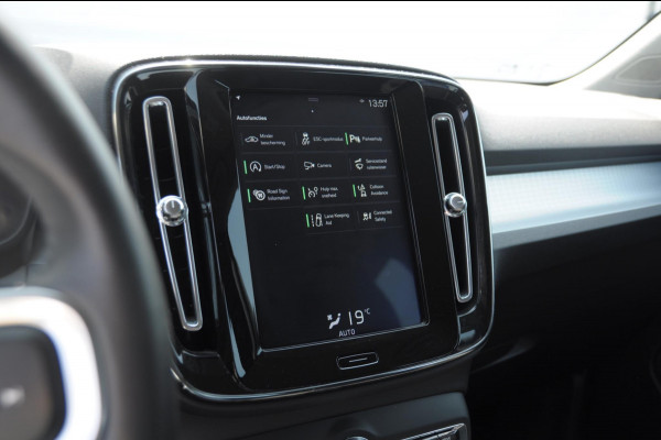 Volvo XC40 T3 163PK Automaat Momentum Pro / Parkeersensoren met camera / Trekhaak / Elektrische achterklep / Bluetooth / Apple carplay / Cruise control / On call