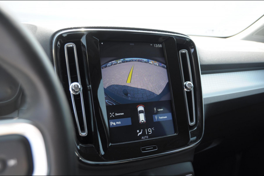 Volvo XC40 T3 163PK Automaat Momentum Pro / Parkeersensoren met camera / Trekhaak / Elektrische achterklep / Bluetooth / Apple carplay / Cruise control / On call