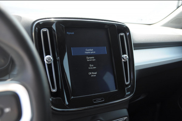 Volvo XC40 T3 163PK Automaat Momentum Pro / Parkeersensoren met camera / Trekhaak / Elektrische achterklep / Bluetooth / Apple carplay / Cruise control / On call