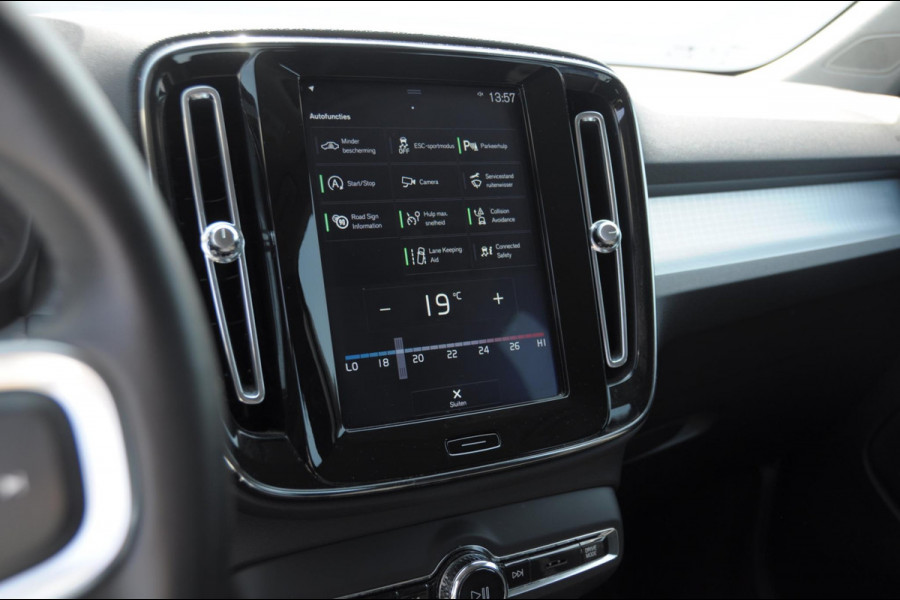 Volvo XC40 T3 163PK Automaat Momentum Pro / Parkeersensoren met camera / Trekhaak / Elektrische achterklep / Bluetooth / Apple carplay / Cruise control / On call