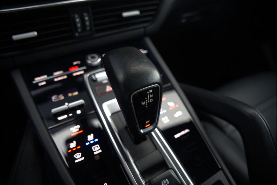 Porsche Cayenne 3.0 E-Hybrid | Sport Chrono | Panoramadak | Bose | Luchtvering | Stoelkoeling | Stoelverwarming | Memory Seats | PDLS | PASM | Camera | Volledig Leder | NAP | Elek. Achterklep | Navigatie | Trekhaak | Sof