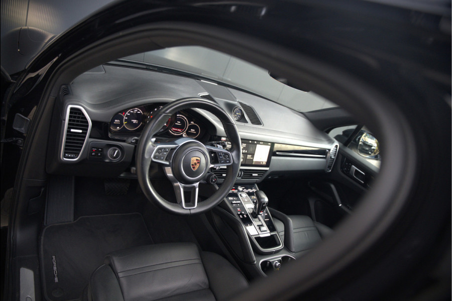 Porsche Cayenne 3.0 E-Hybrid | Sport Chrono | Panoramadak | Bose | Luchtvering | Stoelkoeling | Stoelverwarming | Memory Seats | PDLS | PASM | Camera | Volledig Leder | NAP | Elek. Achterklep | Navigatie | Trekhaak | Sof