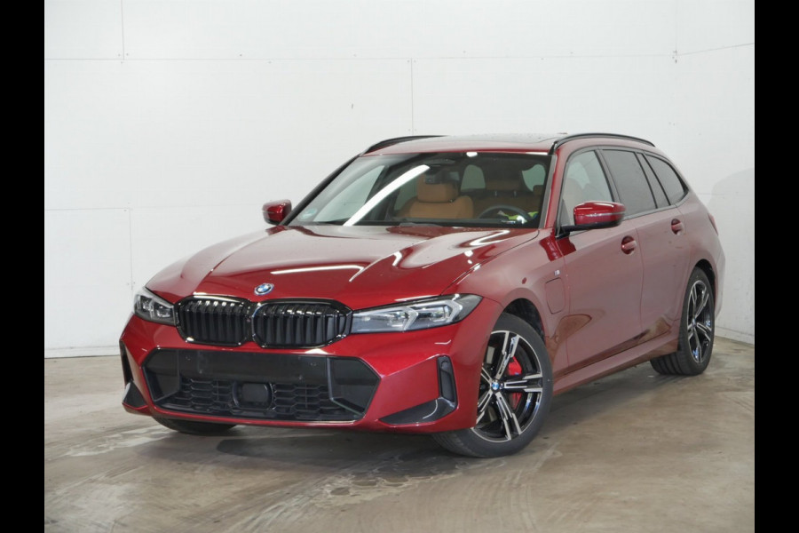 BMW 3 Serie Touring 330e xDrive - M-Sport Pro - LCi 2 - Grote Range - Pano - Trekhaak - ACC
