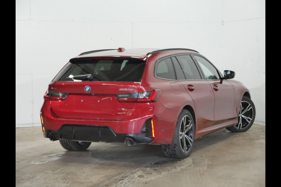 BMW 3 Serie Touring 330e xDrive - M-Sport Pro - LCi 2 - Grote Range - Pano - Trekhaak - ACC