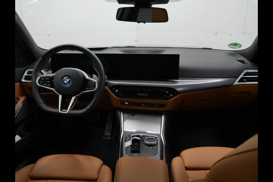 BMW 3 Serie Touring 330e xDrive - M-Sport Pro - LCi 2 - Grote Range - Pano - Trekhaak - ACC