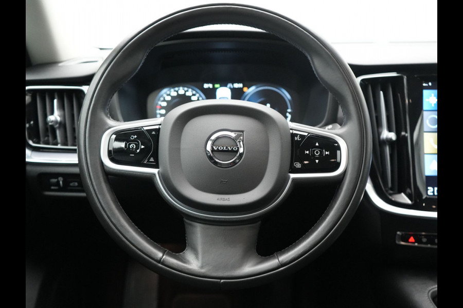 Volvo V60 T6 Recharge AWD R-Design Plug In Hybrid 340pk Dealer O.H. PHEV | Sportstoelen Verwarmd | Trekhaak af Fabriek | Pilot Assit | Apple Carplay | Adaptive Cruise | 360 Camera | Navigatie | DAB | Virtual |