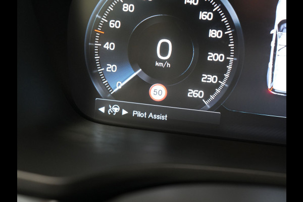 Volvo V60 T6 Recharge AWD R-Design Plug In Hybrid 340pk Dealer O.H. PHEV | Sportstoelen Verwarmd | Trekhaak af Fabriek | Pilot Assit | Apple Carplay | Adaptive Cruise | 360 Camera | Navigatie | DAB | Virtual |