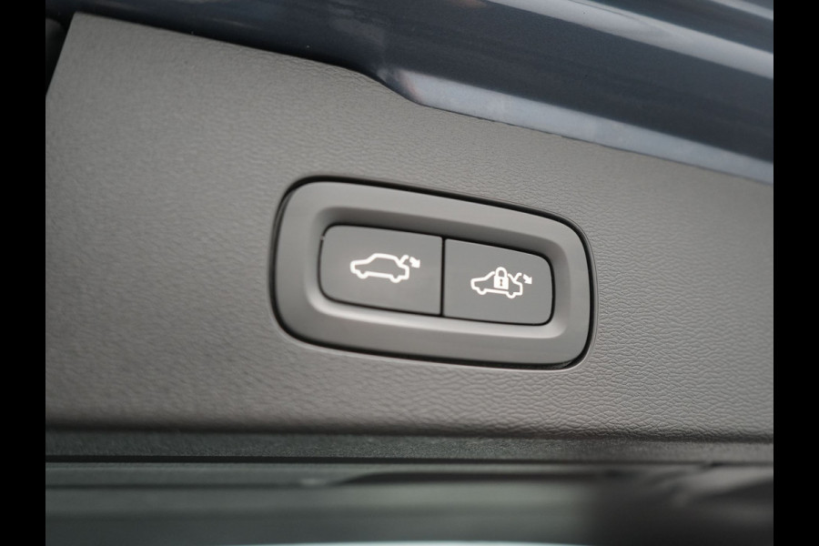 Volvo V60 T6 Recharge AWD R-Design Plug In Hybrid 340pk Dealer O.H. PHEV | Sportstoelen Verwarmd | Trekhaak af Fabriek | Pilot Assit | Apple Carplay | Adaptive Cruise | 360 Camera | Navigatie | DAB | Virtual |