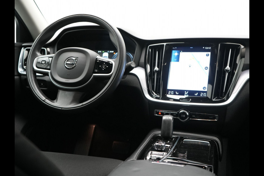 Volvo V60 T6 Recharge AWD R-Design Plug In Hybrid 340pk Dealer O.H. PHEV | Sportstoelen Verwarmd | Trekhaak af Fabriek | Pilot Assit | Apple Carplay | Adaptive Cruise | 360 Camera | Navigatie | DAB | Virtual |