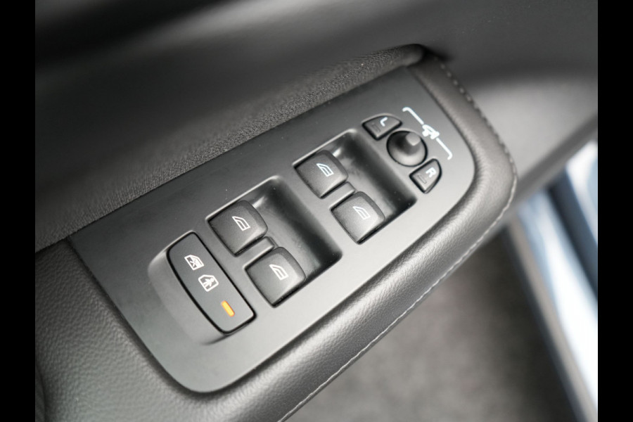 Volvo V60 T6 Recharge AWD R-Design Plug In Hybrid 340pk Dealer O.H. PHEV | Sportstoelen Verwarmd | Trekhaak af Fabriek | Pilot Assit | Apple Carplay | Adaptive Cruise | 360 Camera | Navigatie | DAB | Virtual |
