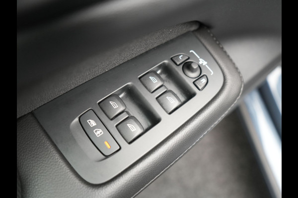 Volvo V60 T6 Recharge AWD R-Design Plug In Hybrid 340pk Dealer O.H. PHEV | Sportstoelen Verwarmd | Trekhaak af Fabriek | Pilot Assit | Apple Carplay | Adaptive Cruise | 360 Camera | Navigatie | DAB | Virtual |