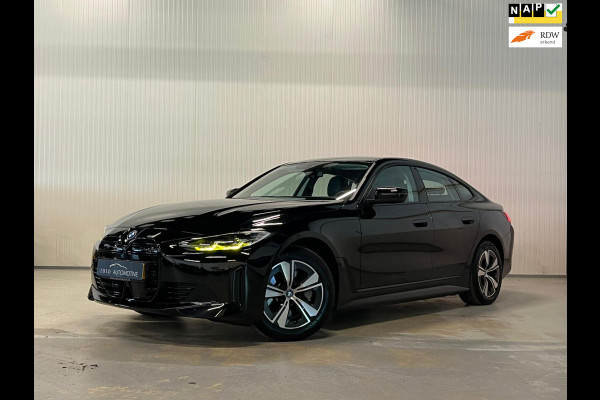 BMW i4 EDrive40 84 kWh | ACHTERUITRIJCAMERA | ZWART HEMELDAK BLACK EDITION | FULL OPTIONS