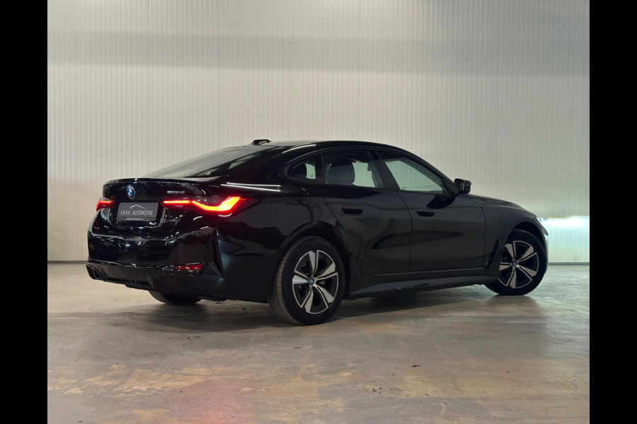BMW i4 EDrive40 84 kWh | ACHTERUITRIJCAMERA | ZWART HEMELDAK BLACK EDITION | FULL OPTIONS