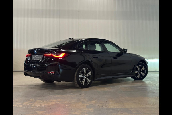 BMW i4 EDrive40 84 kWh | ACHTERUITRIJCAMERA | ZWART HEMELDAK BLACK EDITION | FULL OPTIONS