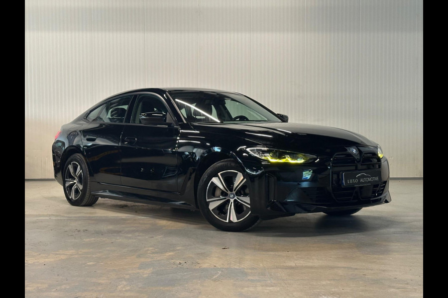 BMW i4 EDrive40 84 kWh | ACHTERUITRIJCAMERA | ZWART HEMELDAK BLACK EDITION | FULL OPTIONS