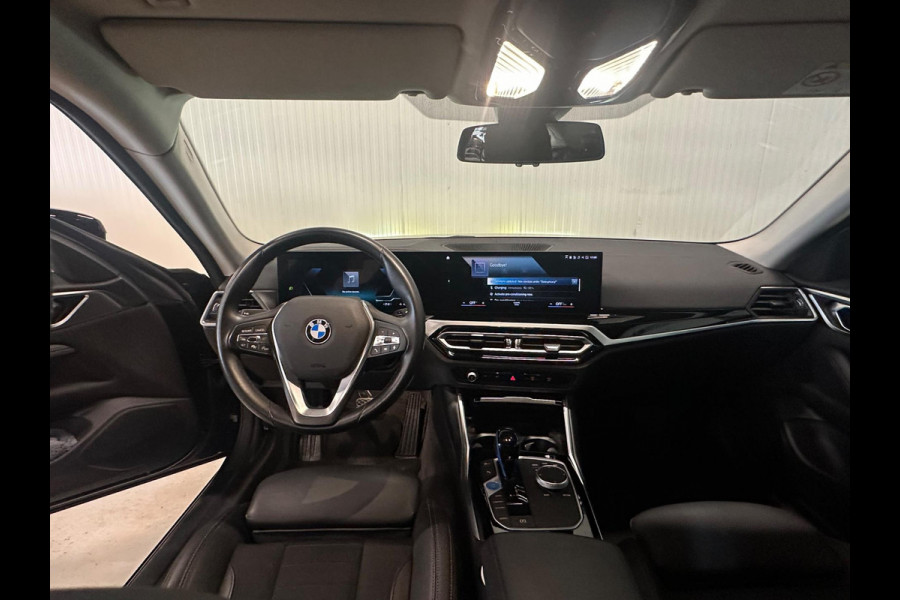 BMW i4 EDrive40 84 kWh | ACHTERUITRIJCAMERA | ZWART HEMELDAK BLACK EDITION | FULL OPTIONS