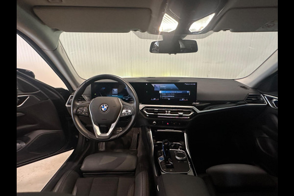 BMW i4 EDrive40 84 kWh | ACHTERUITRIJCAMERA | ZWART HEMELDAK BLACK EDITION | FULL OPTIONS