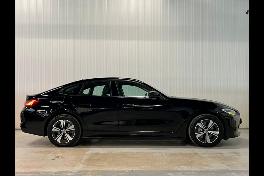 BMW i4 EDrive40 84 kWh | ACHTERUITRIJCAMERA | ZWART HEMELDAK BLACK EDITION | FULL OPTIONS