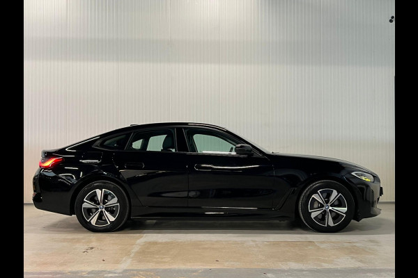 BMW i4 EDrive40 84 kWh | ACHTERUITRIJCAMERA | ZWART HEMELDAK BLACK EDITION | FULL OPTIONS