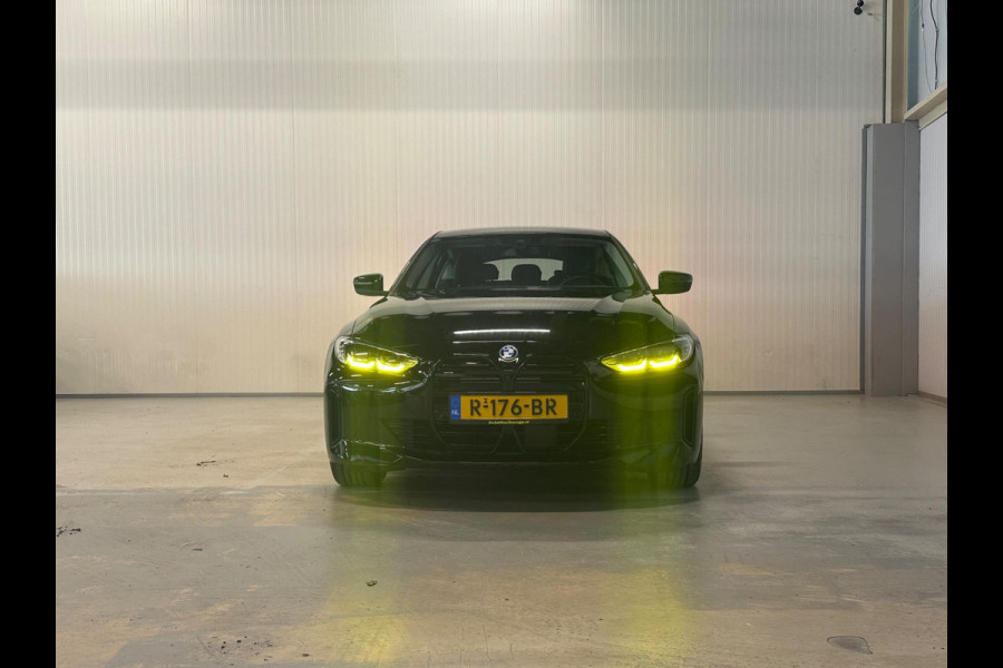 BMW i4 EDrive40 84 kWh | ACHTERUITRIJCAMERA | ZWART HEMELDAK BLACK EDITION | FULL OPTIONS