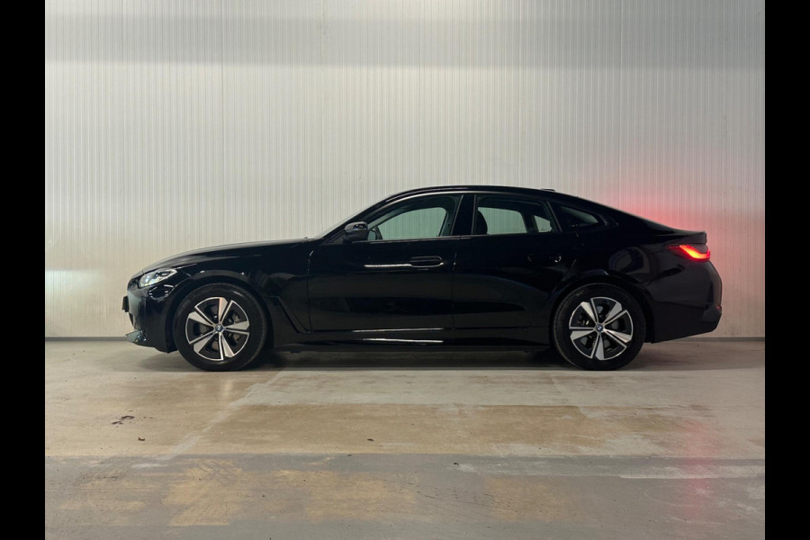 BMW i4 EDrive40 84 kWh | ACHTERUITRIJCAMERA | ZWART HEMELDAK BLACK EDITION | FULL OPTIONS