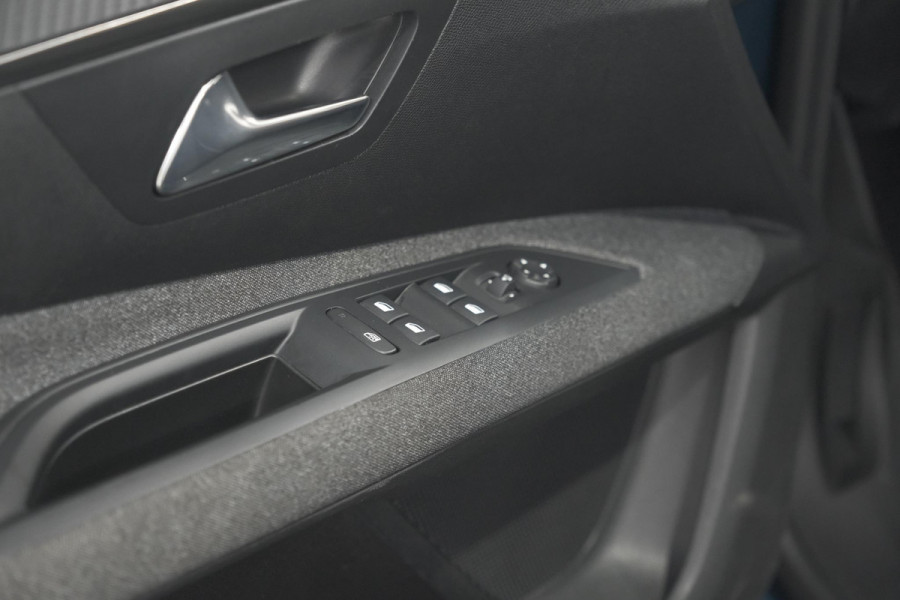 Peugeot 5008 PureTech 130 EAT8 Active Pack | 7 Zitplaatsen | Camera | Navigatie | Apple Carplay | Parkeersensoren