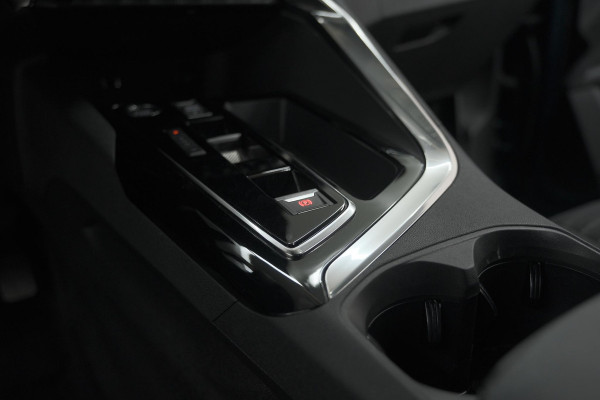 Peugeot 5008 PureTech 130 EAT8 Active Pack | 7 Zitplaatsen | Camera | Navigatie | Apple Carplay | Parkeersensoren
