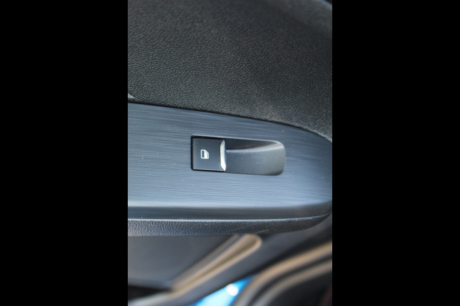 Ford Kuga 2.5 243 pk PHEV ST-Line X Nieuw Model , 2100kg Trekgewicht AGR Stoelen L+R , Camera , Zeer veel comfort Winter Pack, Technology Pack, fab. gar. t/m 20-08-2028