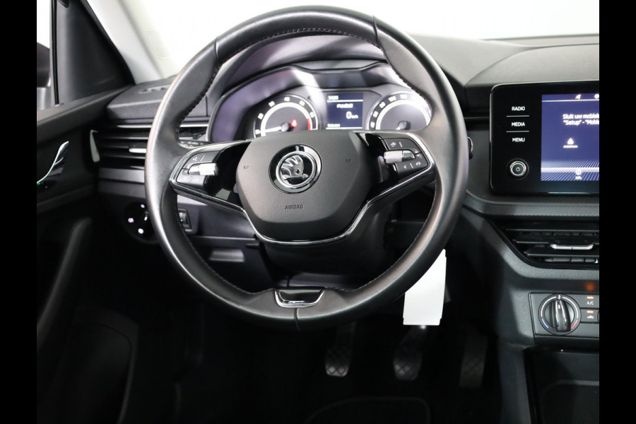 Škoda Kamiq 1.0 TSI Ambition 110 PK | Navigatie via app | Parkeersensoren | LM velgen |