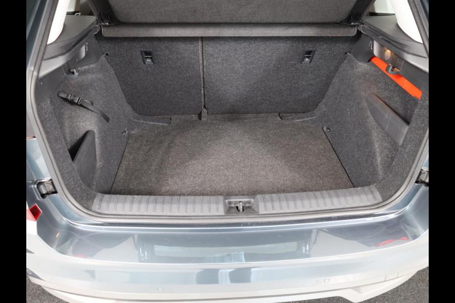 Škoda Kamiq 1.0 TSI Ambition 110 PK | Navigatie via app | Parkeersensoren | LM velgen |
