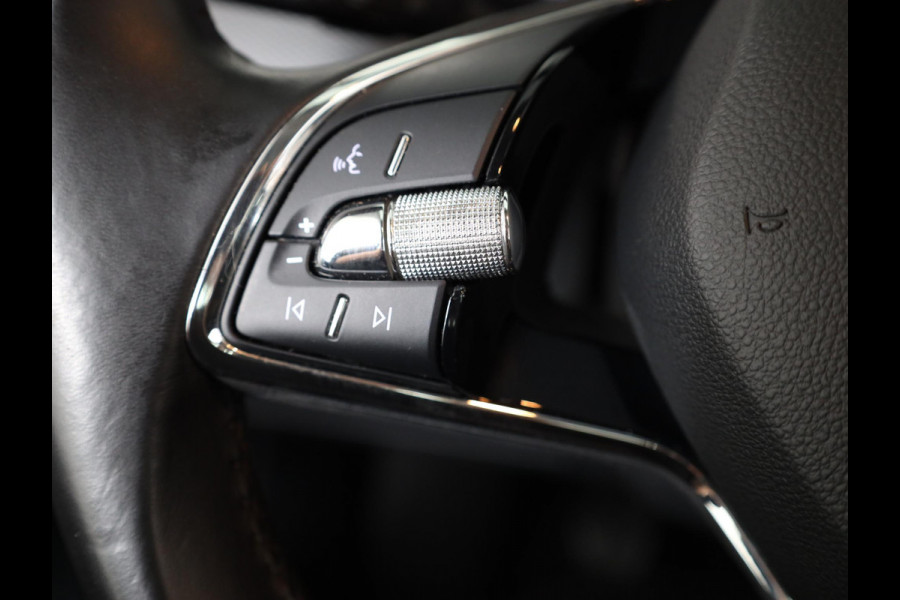 Škoda Kamiq 1.0 TSI Ambition 110 PK | Navigatie via app | Parkeersensoren | LM velgen |