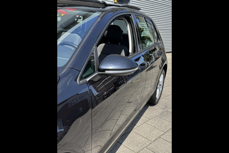 Volkswagen Golf 1.0 TSI Business Edition - Panorama dak I Navigatie I Airco I LED I PDC I Sport velgen I Dealer onderhouden