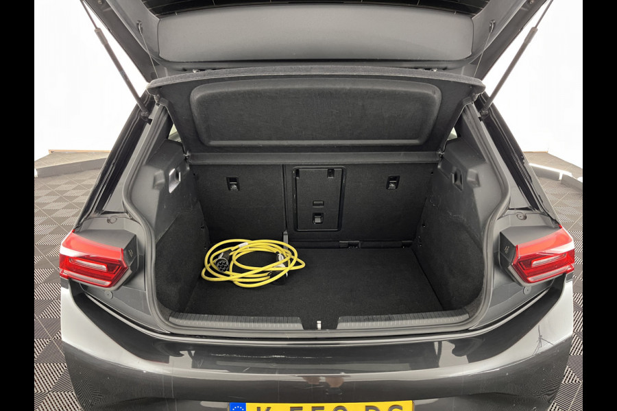 Volkswagen ID.3 First Plus 58 kWh [ 3-Fase ] (INCL.BTW) *FULL-LED | MATRIX-LED | DIGI-COCKPIT | NAVI-FULLMAP | AMBIENT-LIGHT | KEYLESS | CAMERA | COMFORT-SEATS | DAB+ | ECC | PDC | CRUISE | 19''ALU*