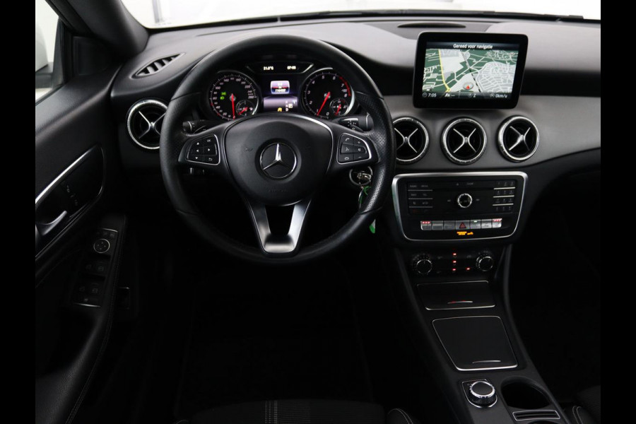 Mercedes-Benz CLA-Klasse 180 Urban | Stoelverwarming | Sportstoelen | Navigatie | Park Assist | Full LED | Half leder | Cruise control | Airco | Bluetooth