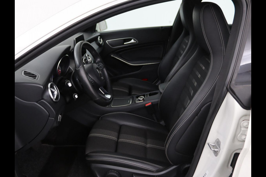 Mercedes-Benz CLA-Klasse 180 Urban | Stoelverwarming | Sportstoelen | Navigatie | Park Assist | Full LED | Half leder | Cruise control | Airco | Bluetooth